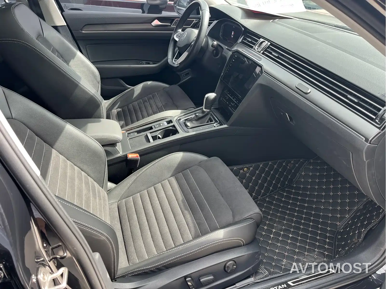 Volkswagen Magotan 2023 2 Million Units Anniversary Edition 330TSI DSG Leading Type — фото 6