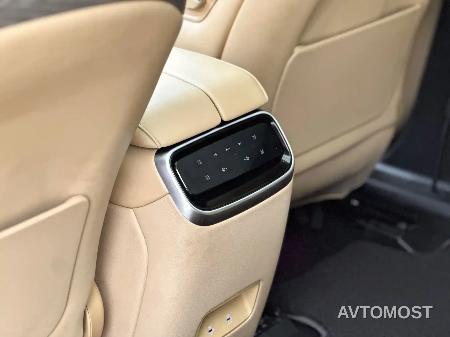 AITO M7 2022 1.5T RWD Comfort Edition — фото 14