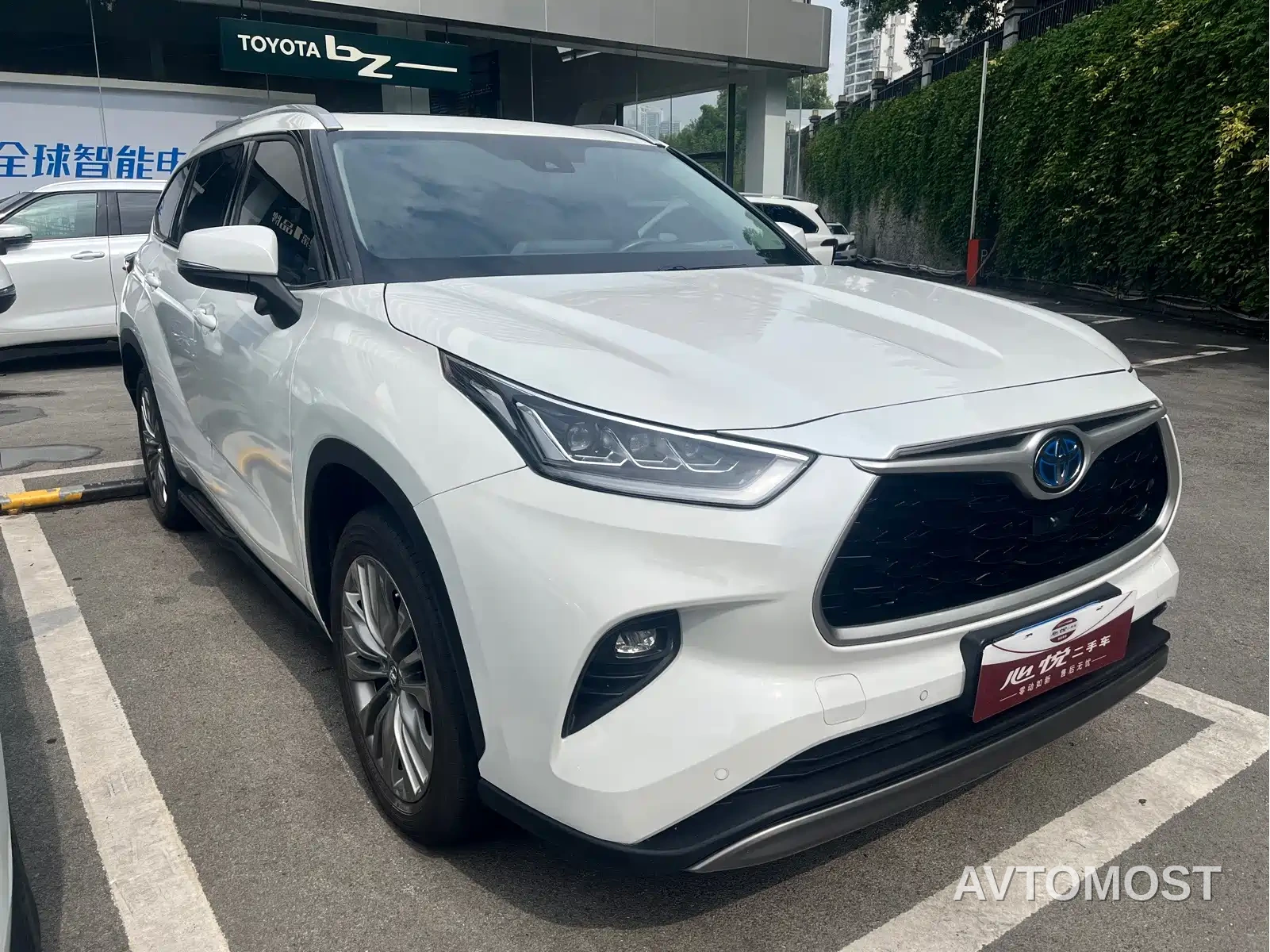 Toyota Highlander 2022 Model Dual Engine 2.5L 4WD Premium Edition 7-Seater — фото 3