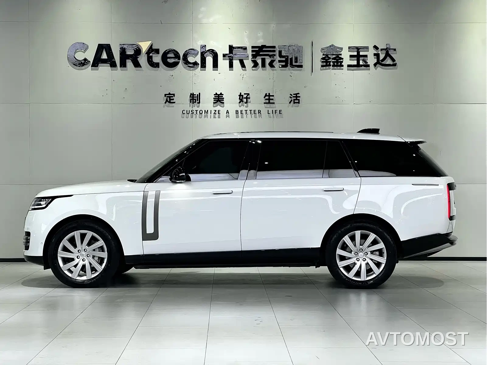Land Rover Range Rover 2023 3.0 L6 400PS Golden Age 7-Seater Long Wheelbase — фото 2