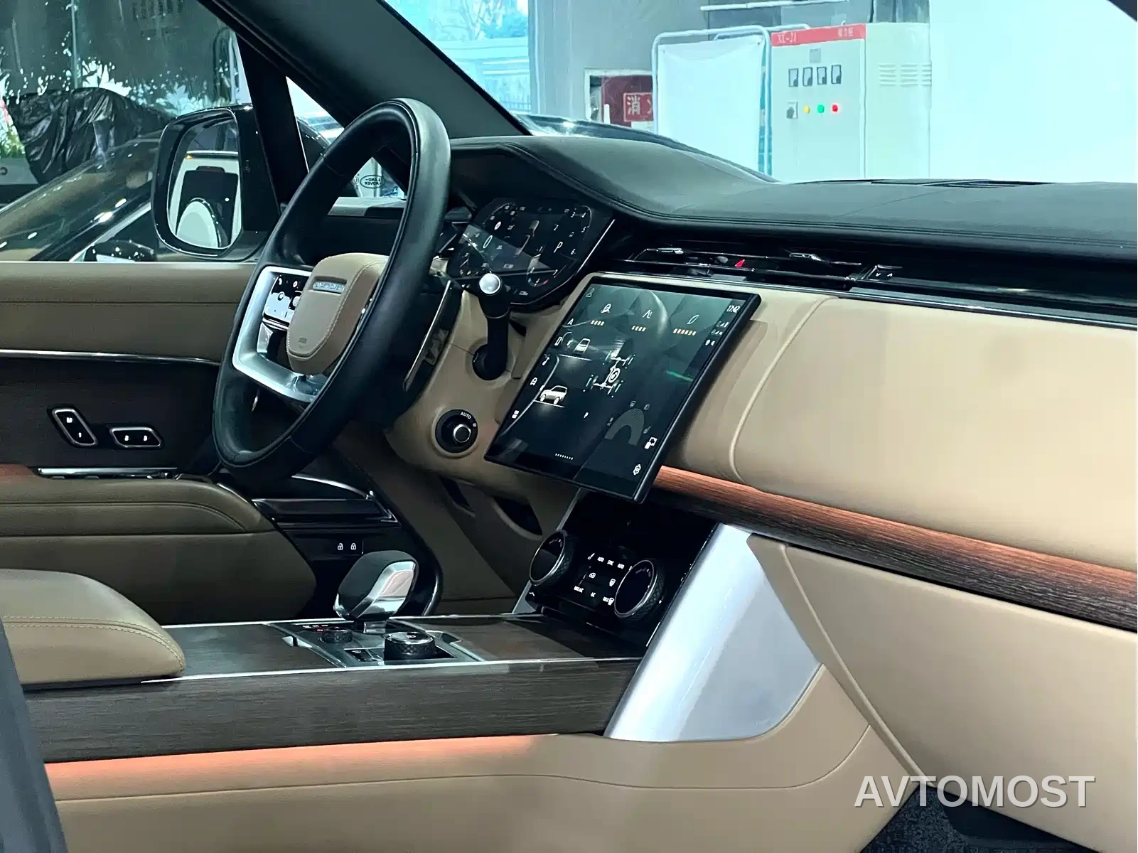 Land Rover Range Rover 2023 3.0 L6 400PS Golden Age 7-Seater Long Wheelbase — фото 22