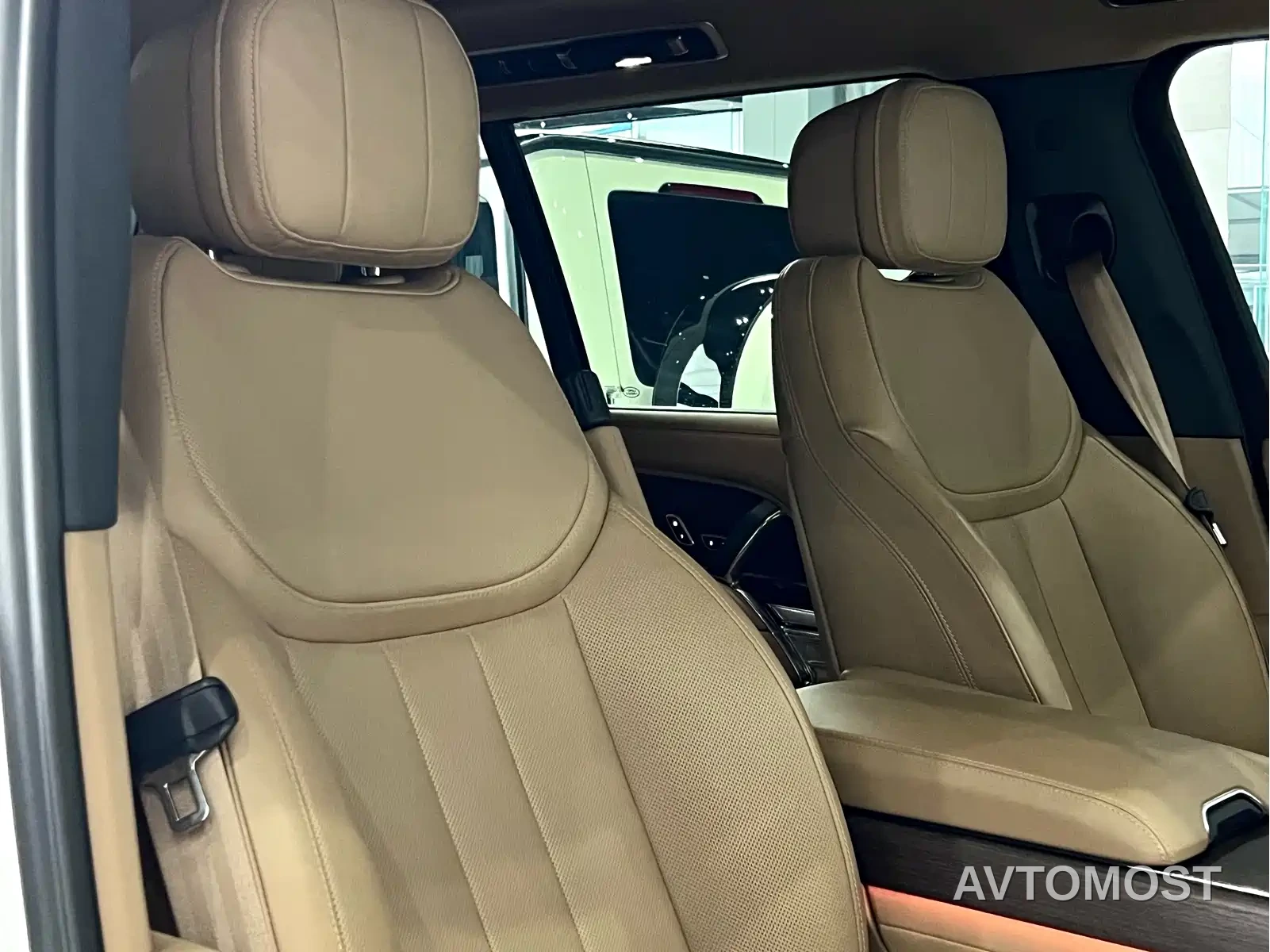 Land Rover Range Rover 2023 3.0 L6 400PS Golden Age 7-Seater Long Wheelbase — фото 23