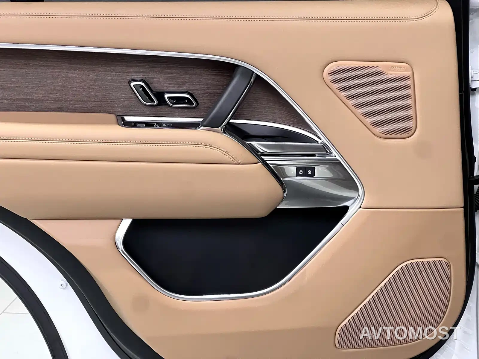 Land Rover Range Rover 2023 3.0 L6 400PS Golden Age 7-Seater Long Wheelbase — фото 25