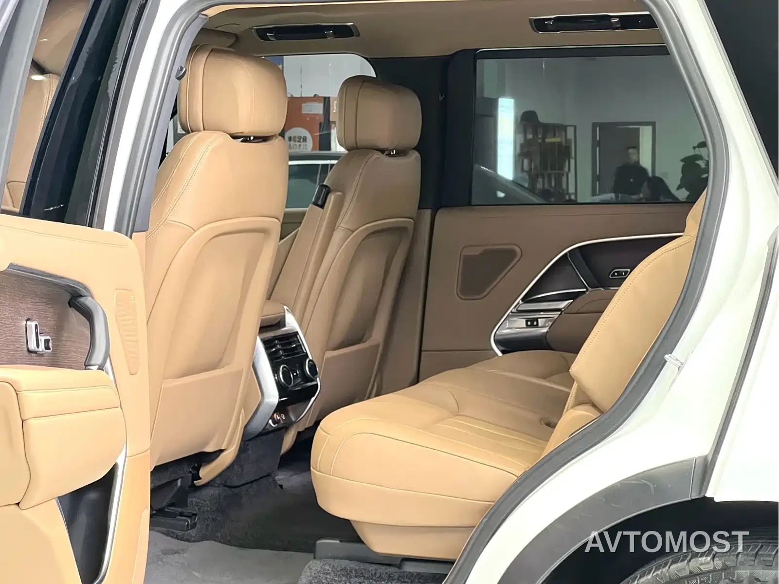 Land Rover Range Rover 2023 3.0 L6 400PS Golden Age 7-Seater Long Wheelbase — фото 26