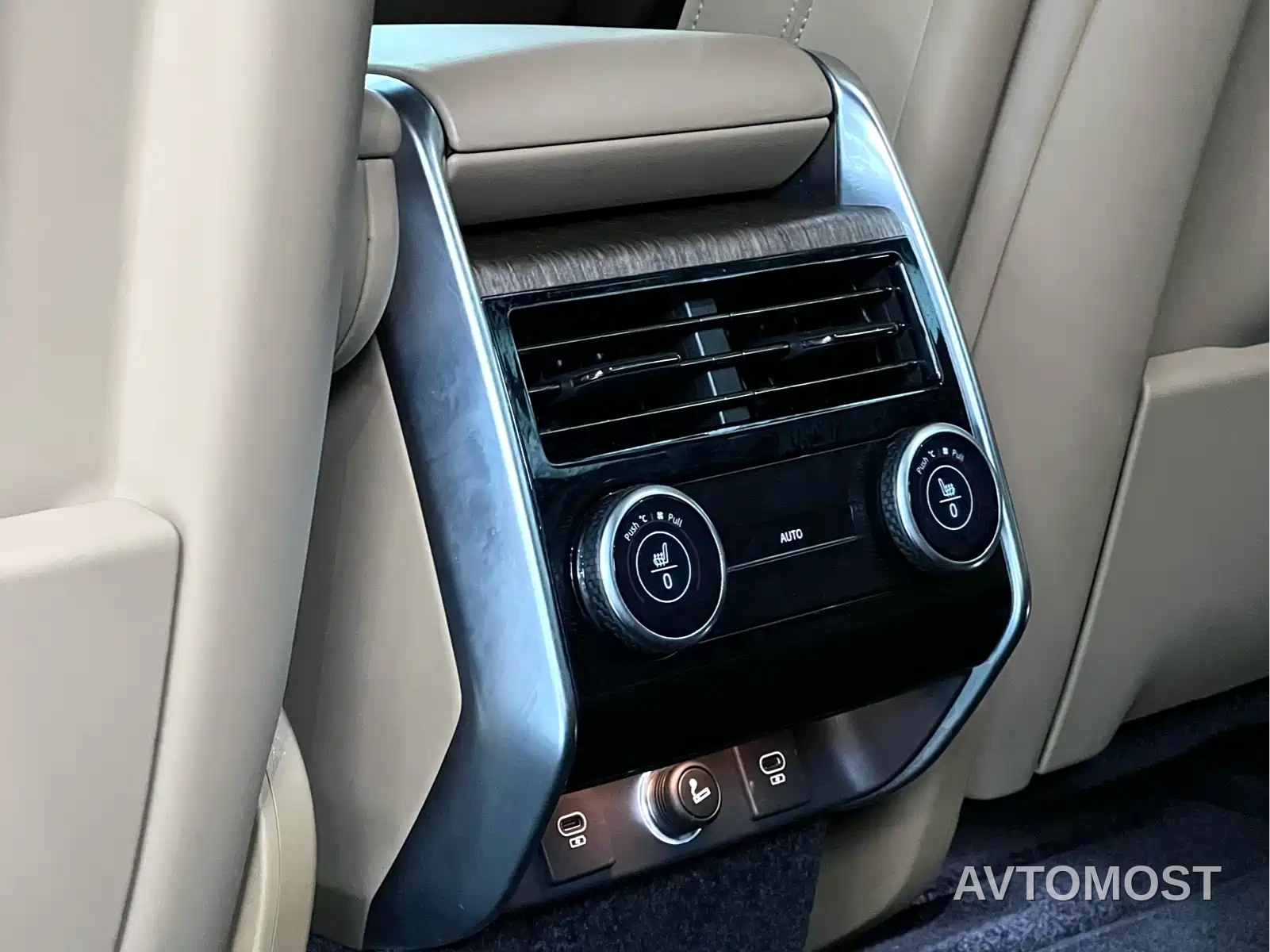 Land Rover Range Rover 2023 3.0 L6 400PS Golden Age 7-Seater Long Wheelbase — фото 27