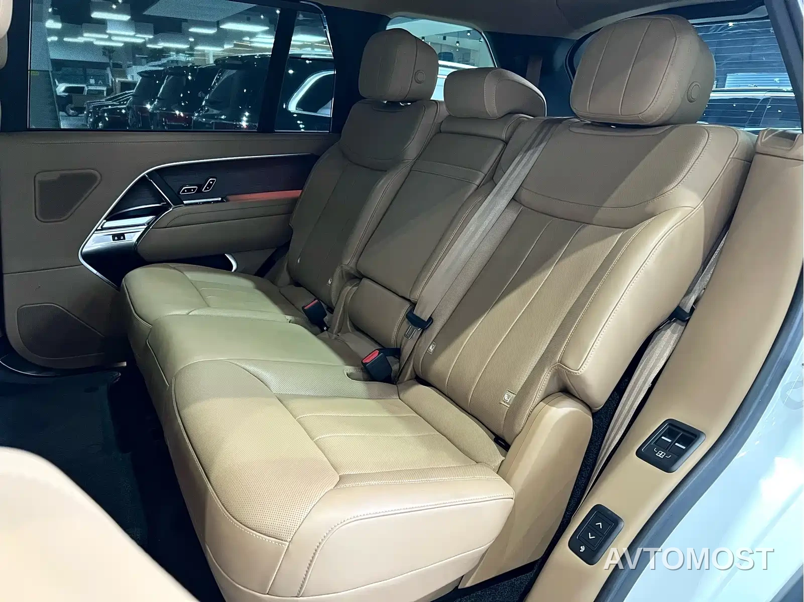 Land Rover Range Rover 2023 3.0 L6 400PS Golden Age 7-Seater Long Wheelbase — фото 28
