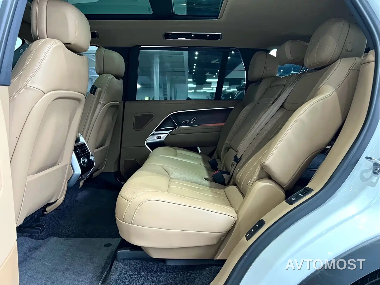 Land Rover Range Rover 2023 3.0 L6 400PS Golden Age 7-Seater Long Wheelbase — фото 30