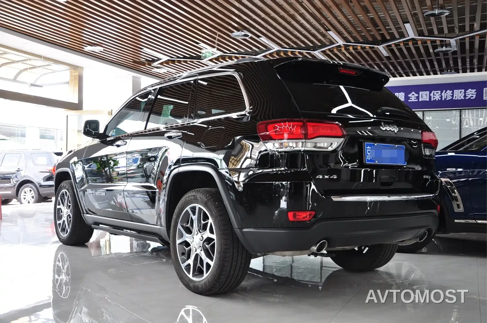 Jeep Grand Cherokee (Import) 2020 3.6L Elite Navigation Edition — фото 3