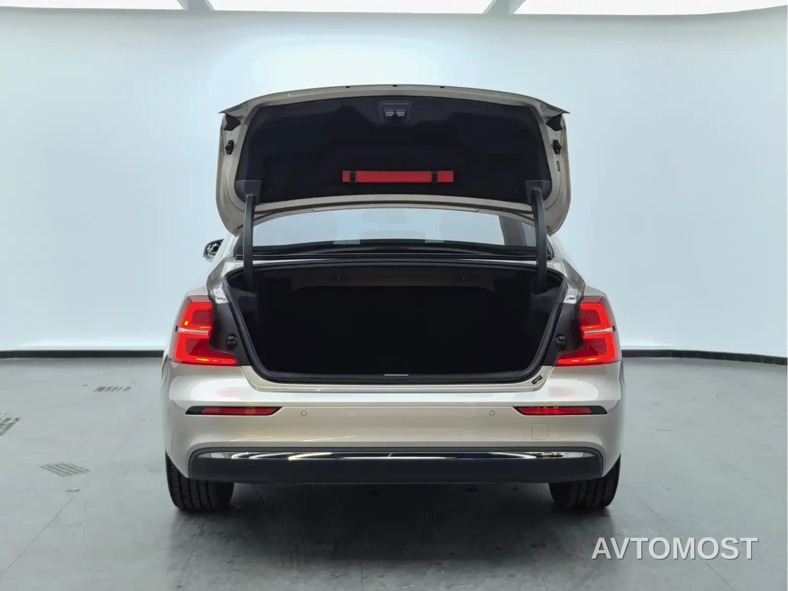 Volvo S60 2023 B4 Smart Comfort Luxury Edition — фото 13