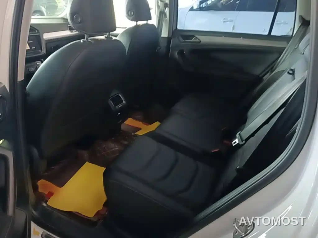 Volkswagen Tiguan L 2021 330TSI Automatic 2WD Smart — фото 14
