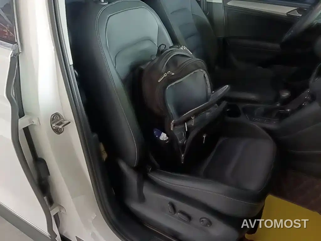 Volkswagen Tiguan L 2021 330TSI Automatic 2WD Smart — фото 22