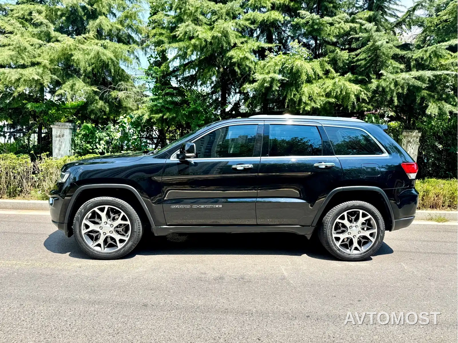 Jeep Grand Cherokee (Import) 2021 3.0L 80th Anniversary Edition — фото 2