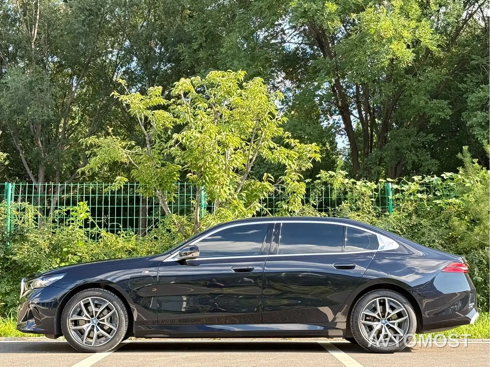 BMW i5 2024 eDrive 35L Premium Model M Sport Package — фото 4