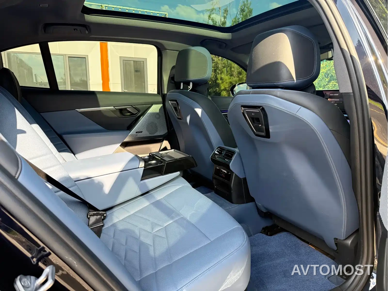 BMW i5 2024 eDrive 35L Premium Model M Sport Package — фото 11