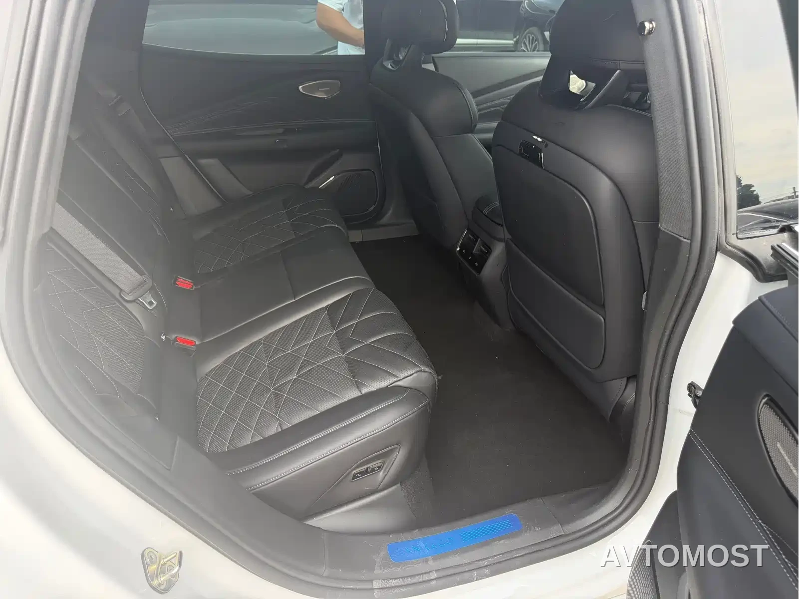 Lynk & Co 10 EM-P 2025 Model 120 AWD Halo — фото 11