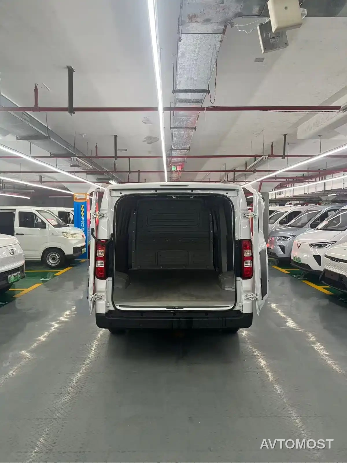Wuling Yangguang 2024 300km Comfort Enclosed Van 60kW — фото 8
