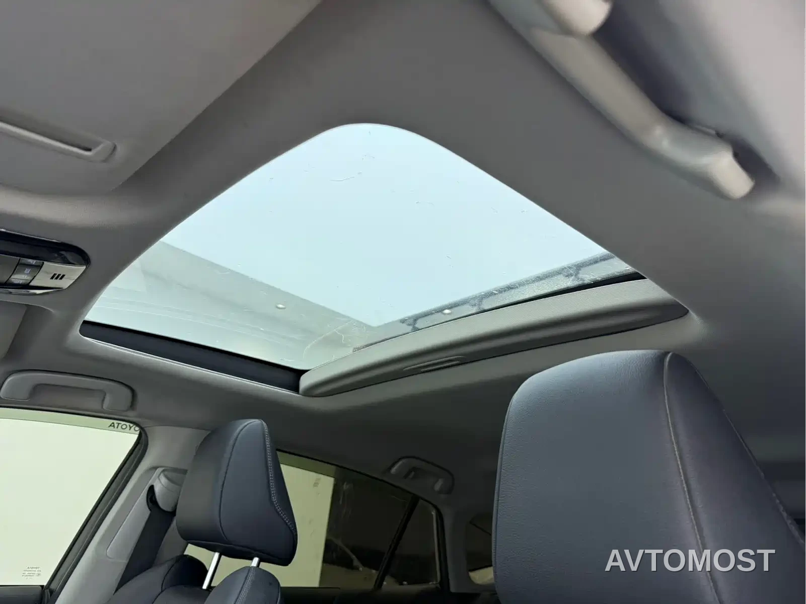 Toyota Venza 2022 Dual Engine 2.5L CVT 2WD Premium — фото 11