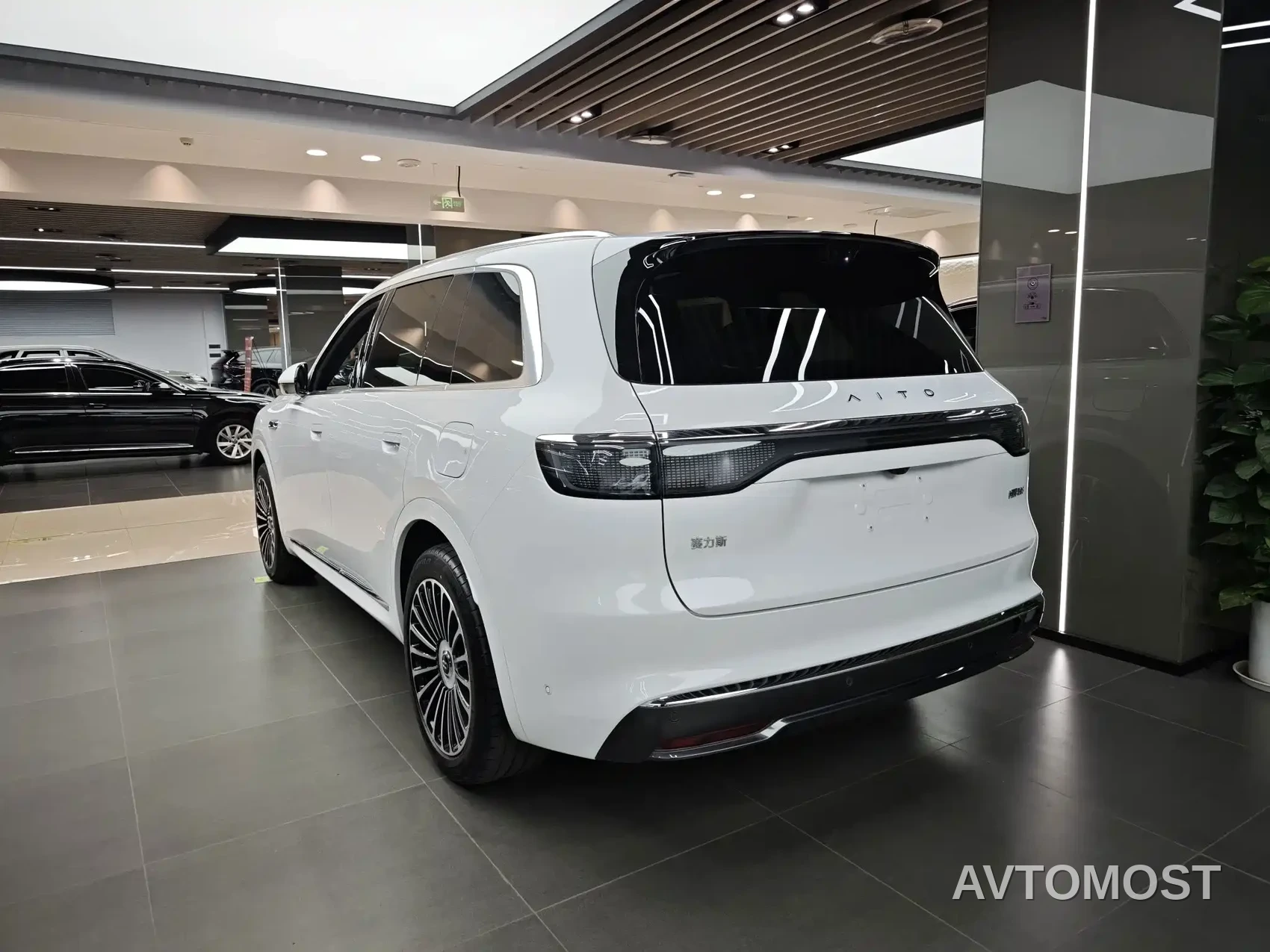 AITO M8 2025 Range Extender Max+ Edition 53.4kWh 5-seater — фото 5