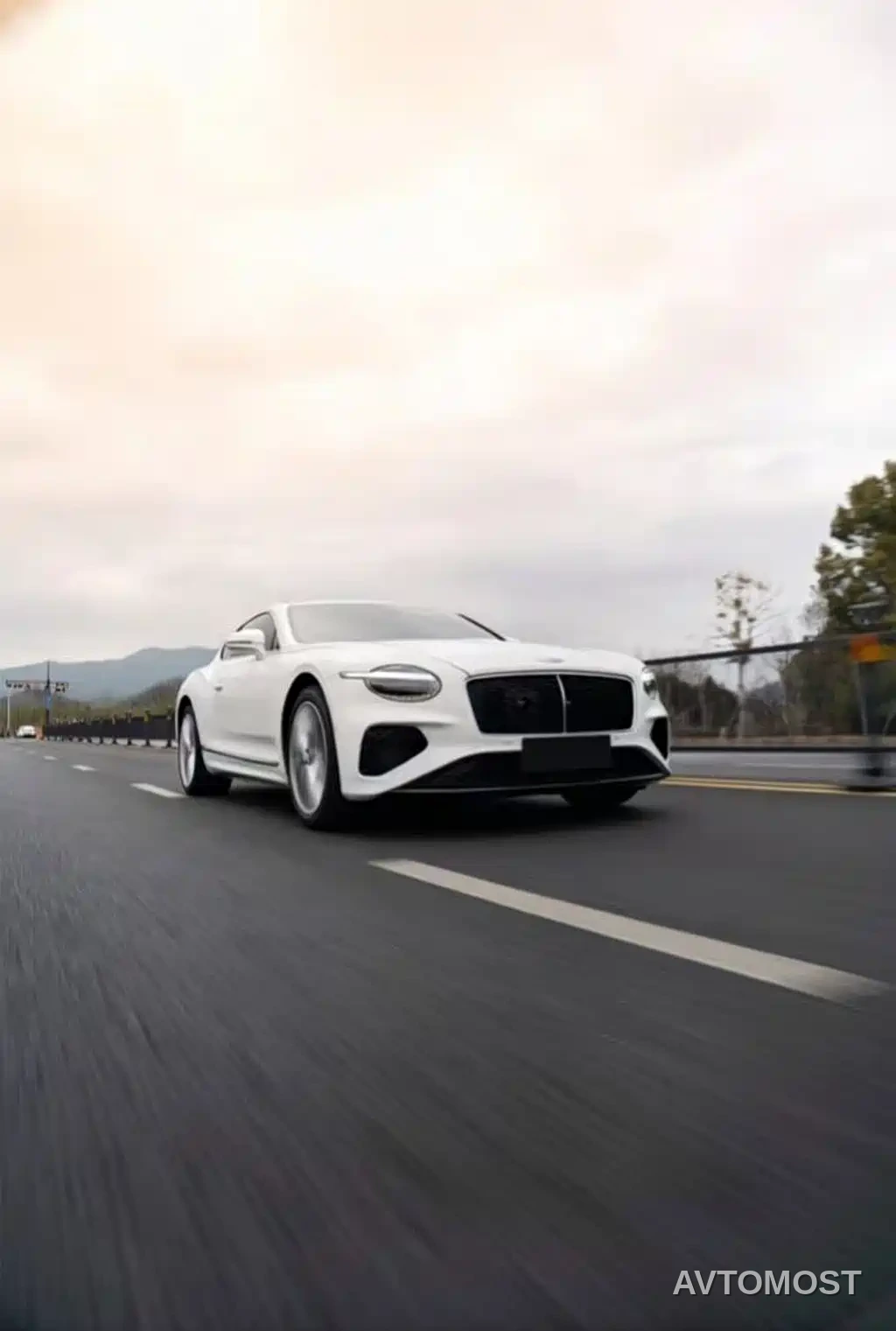 Bentley Continental Plug-in Hybrid 2026 GT Base Model — фото 2