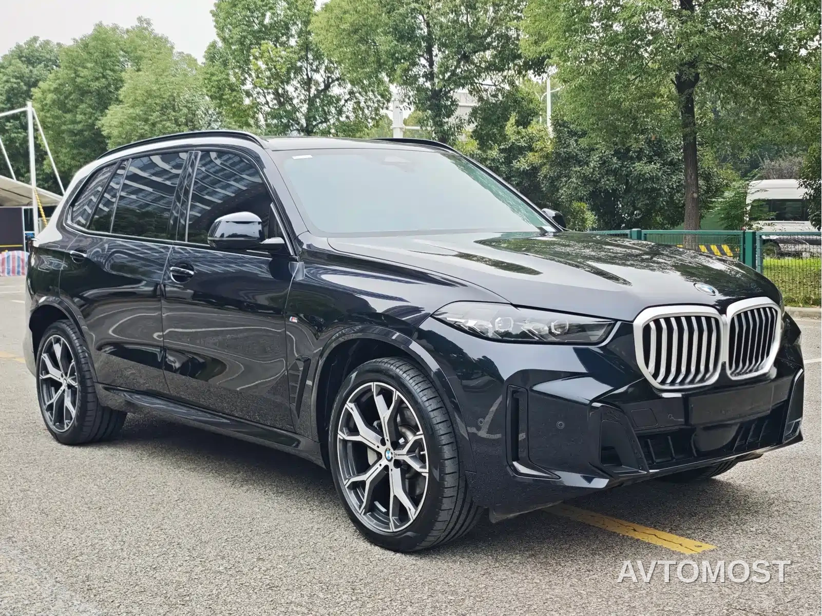 BMW X5 2023 xDrive 30Li Premium M Sport Black Night Package — фото 3
