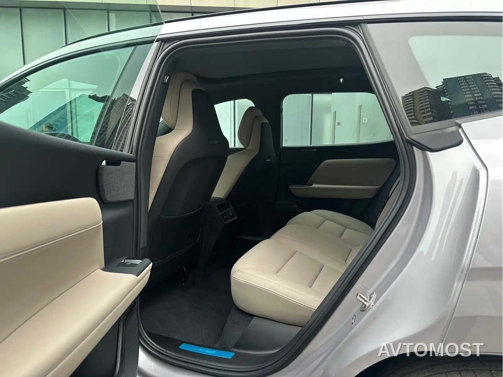 Volvo XC70 Plug-in Hybrid 2025 Standard — фото 4