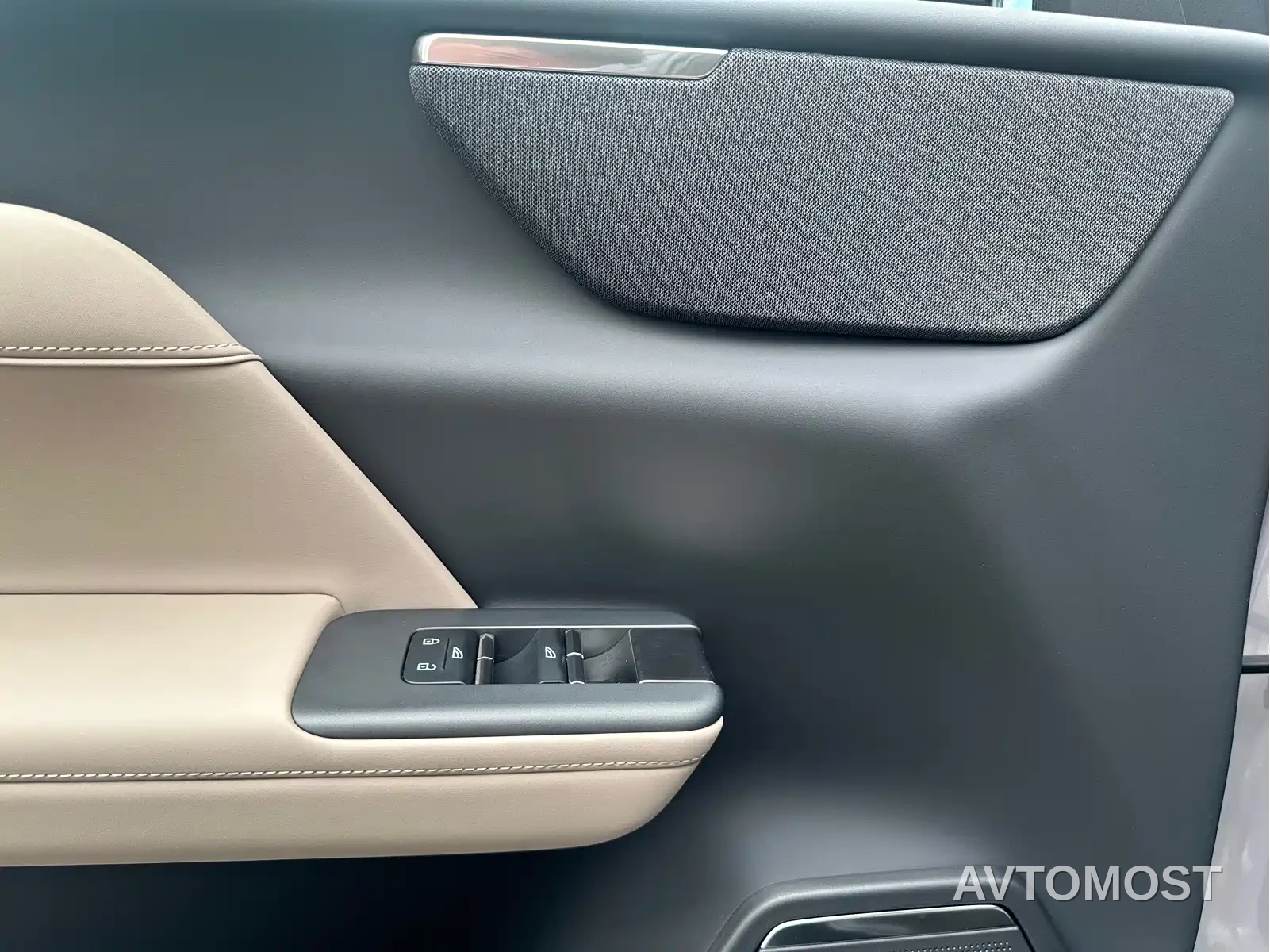 Volvo XC70 Plug-in Hybrid 2025 Standard — фото 9