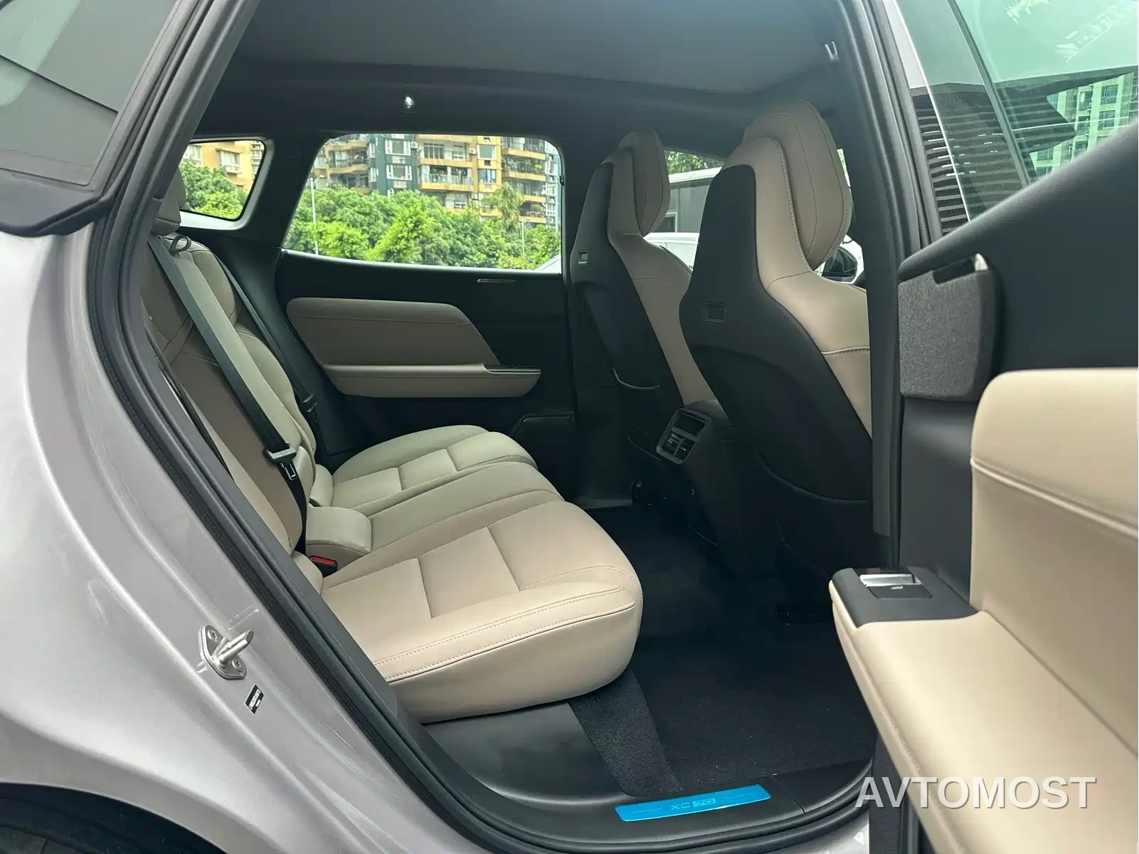 Volvo XC70 Plug-in Hybrid 2025 Standard — фото 12
