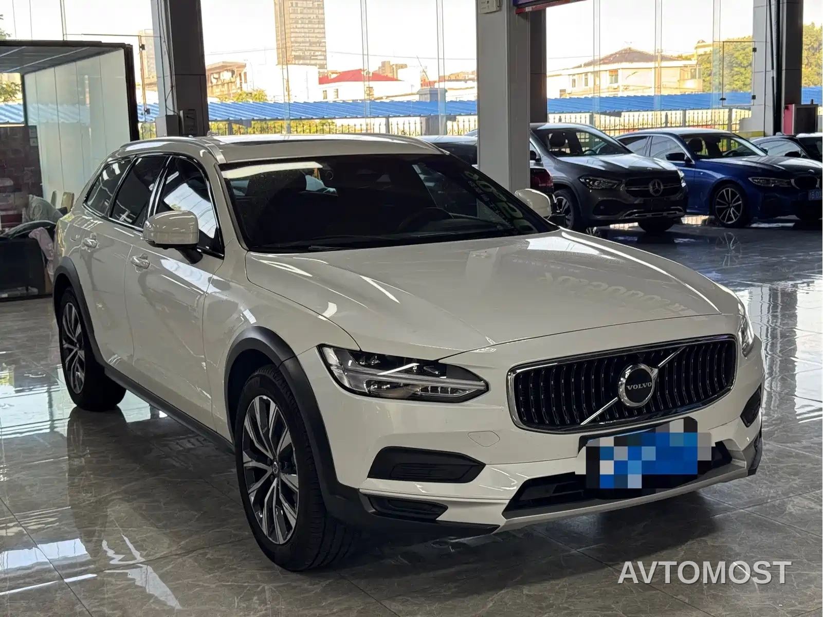 Volvo V90 2023 Cross Country B5 AWD Smart Distance Edition — фото 3