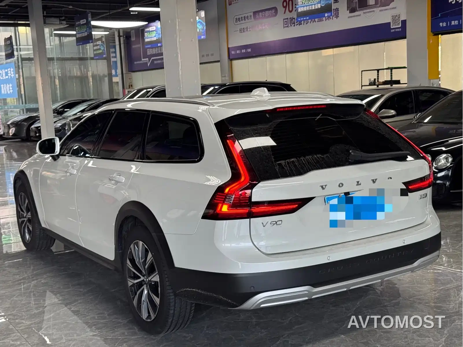 Volvo V90 2023 Cross Country B5 AWD Smart Distance Edition — фото 12