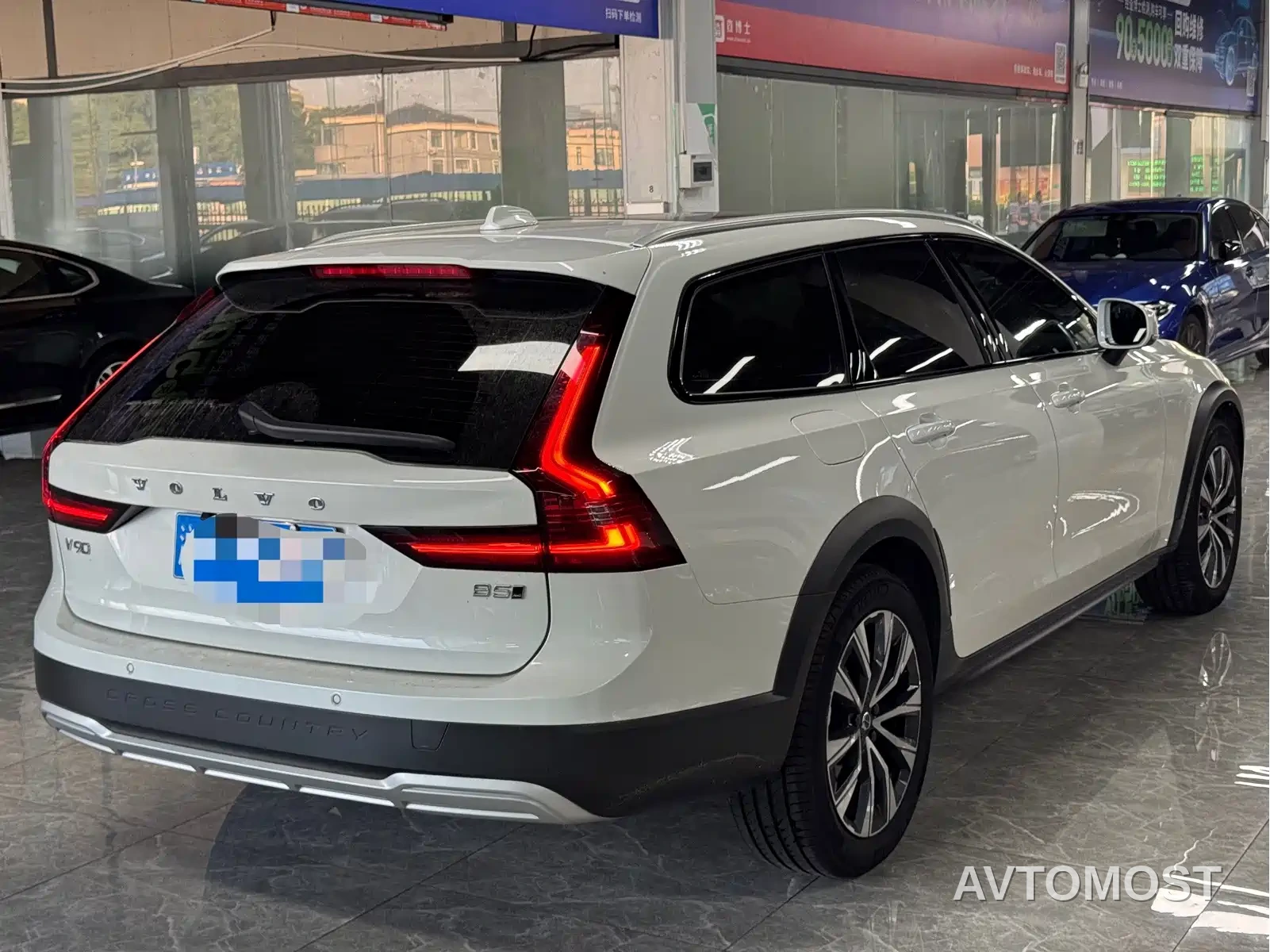Volvo V90 2023 Cross Country B5 AWD Smart Distance Edition — фото 15