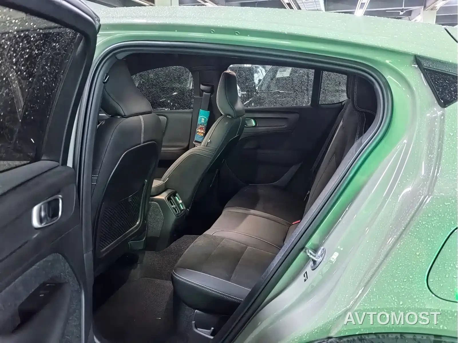 Volvo C40 2024 Long Range Edition — фото 11