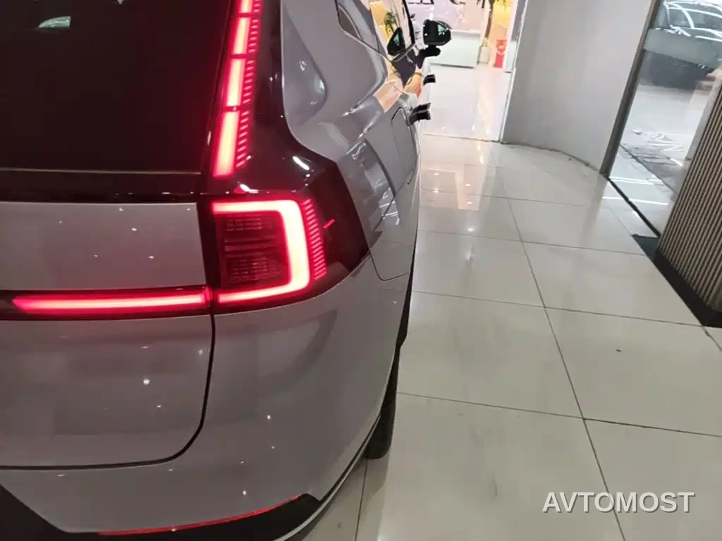 Volvo XC70 Plug-in Hybrid 2025 Standard — фото 8