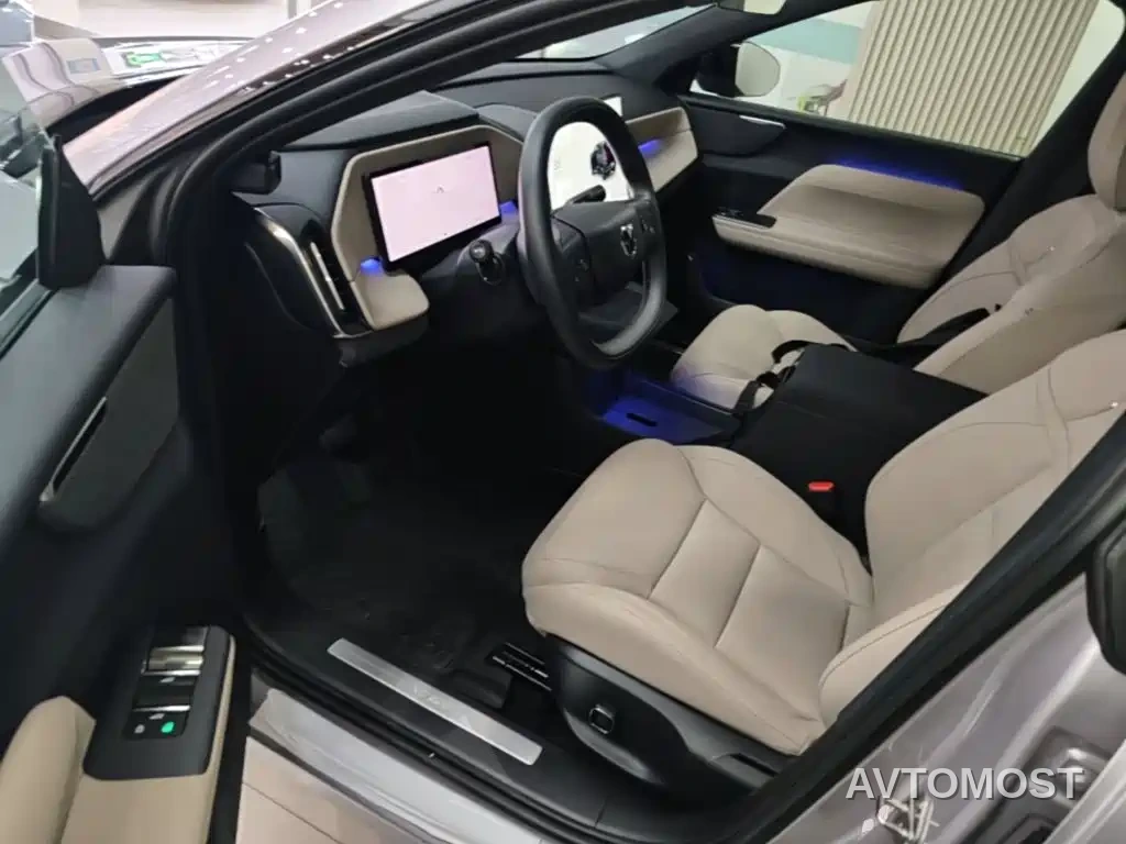 Volvo XC70 Plug-in Hybrid 2025 Standard — фото 16