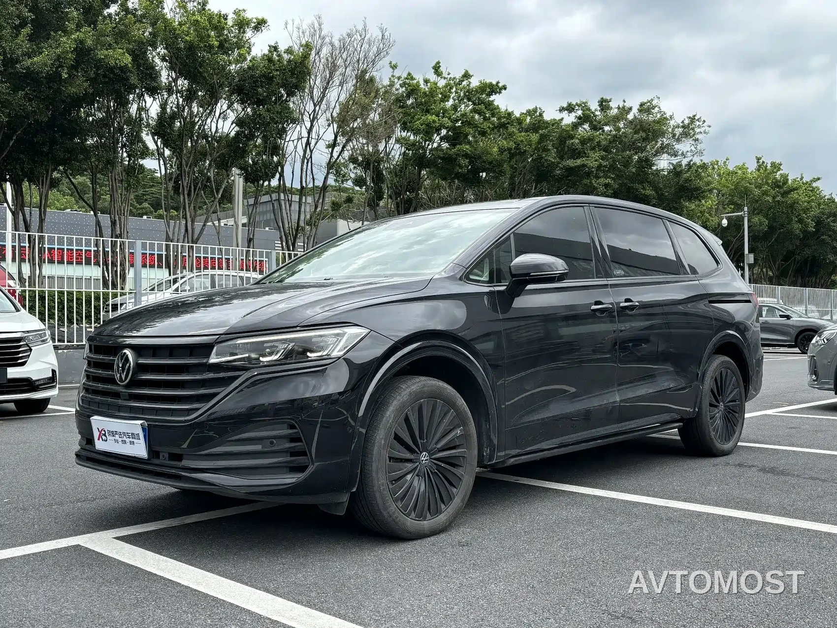 Volkswagen Viloran 2023 Facelift 380TSI Premium Edition — фото 1