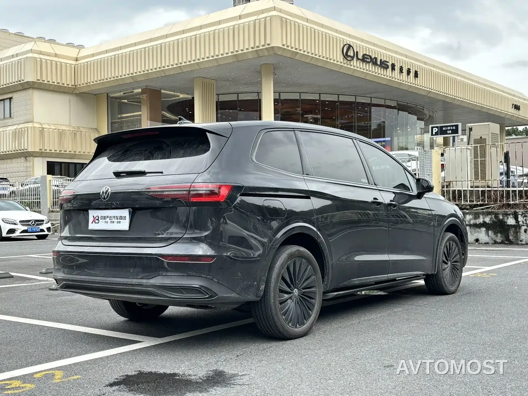 Volkswagen Viloran 2023 Facelift 380TSI Premium Edition — фото 3