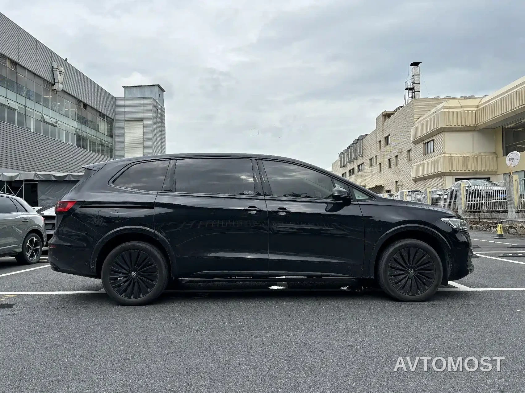 Volkswagen Viloran 2023 Facelift 380TSI Premium Edition — фото 4