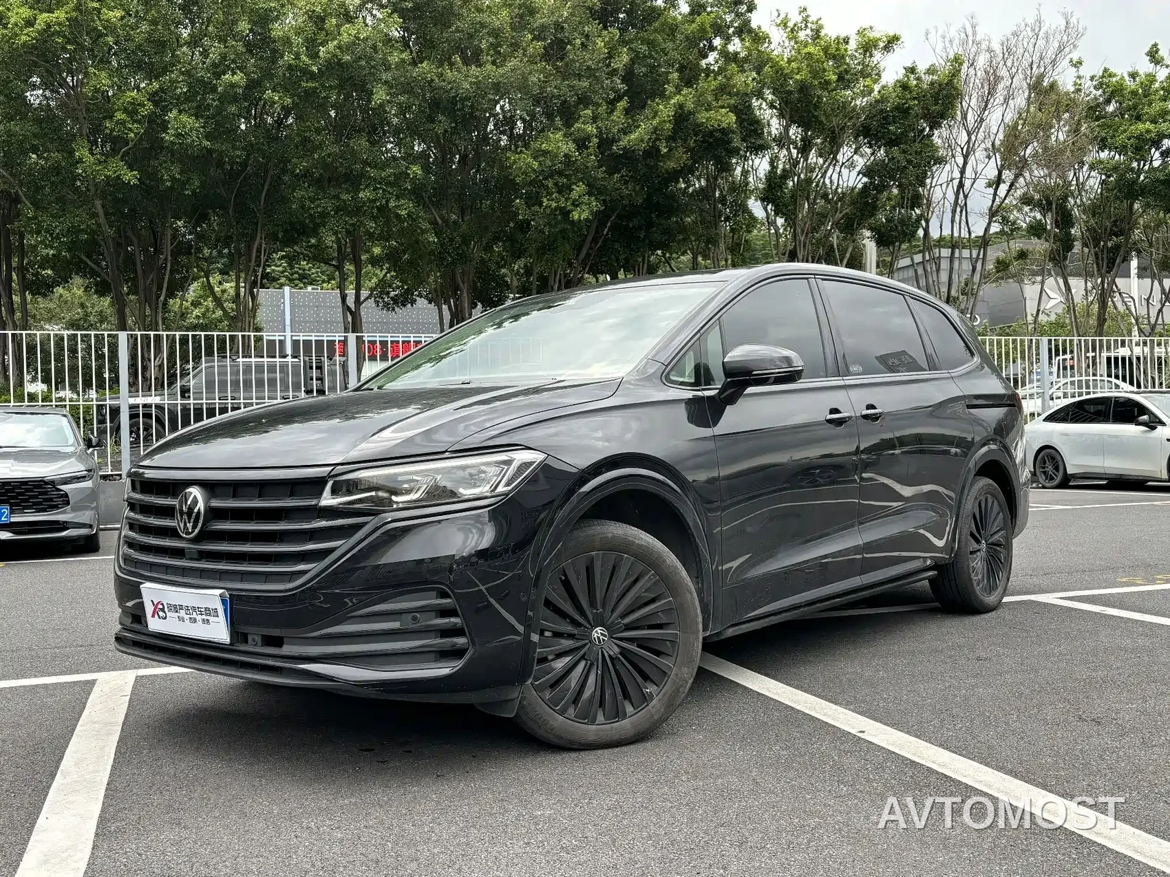 Volkswagen Viloran 2023 Facelift 380TSI Premium Edition — фото 6