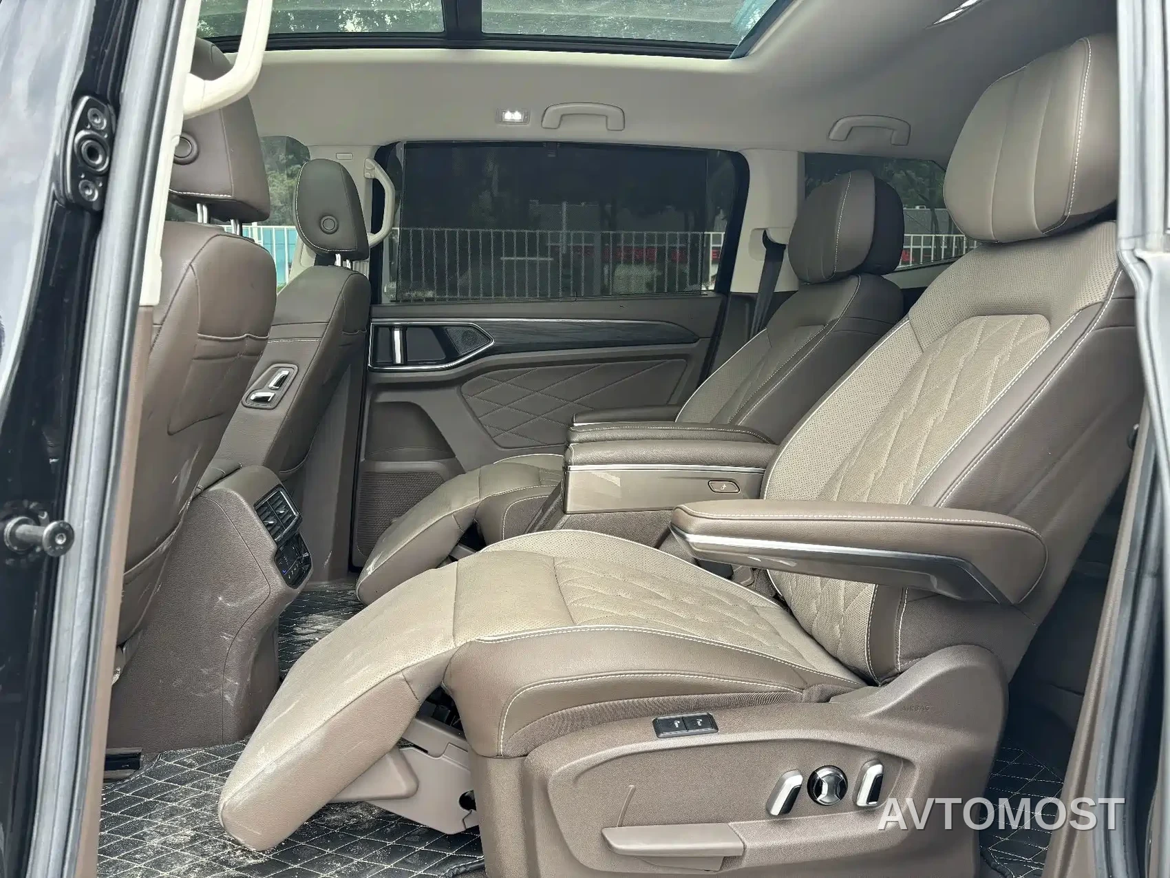Volkswagen Viloran 2023 Facelift 380TSI Premium Edition — фото 14