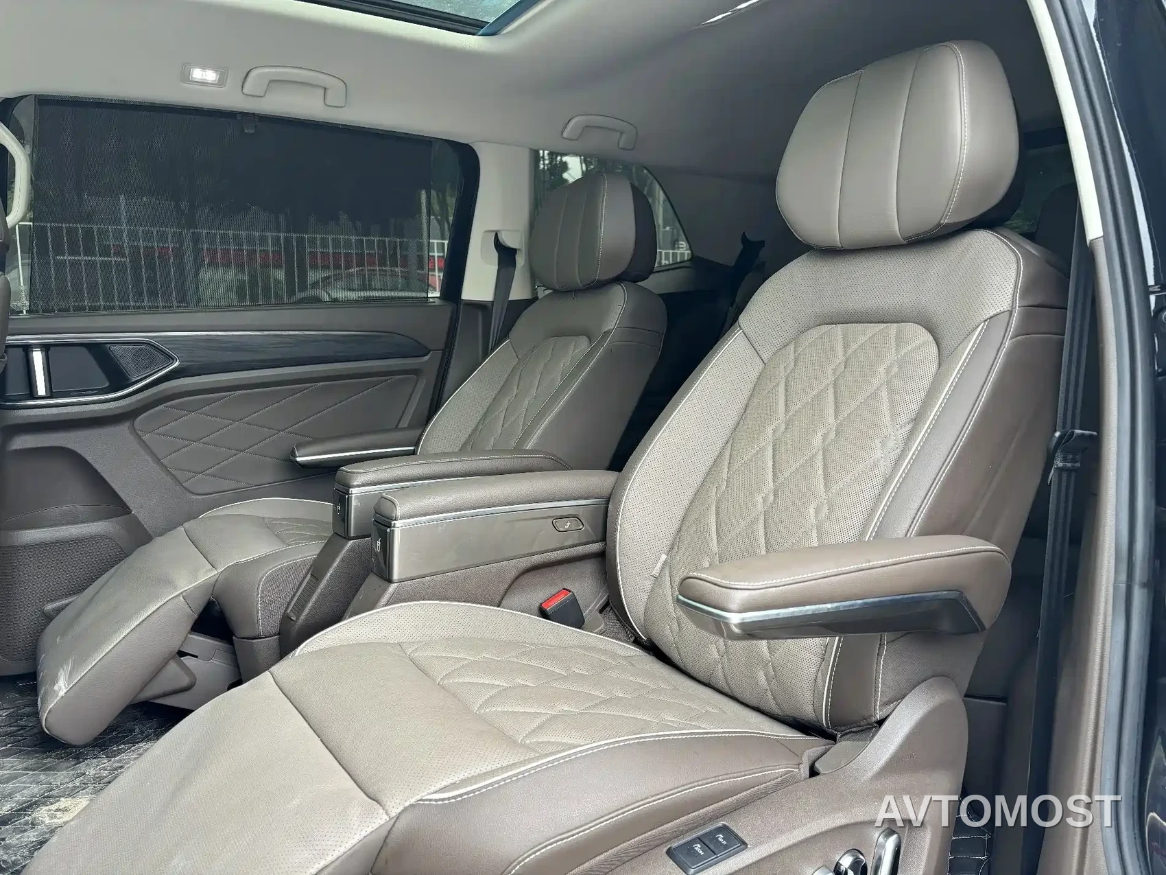 Volkswagen Viloran 2023 Facelift 380TSI Premium Edition — фото 17