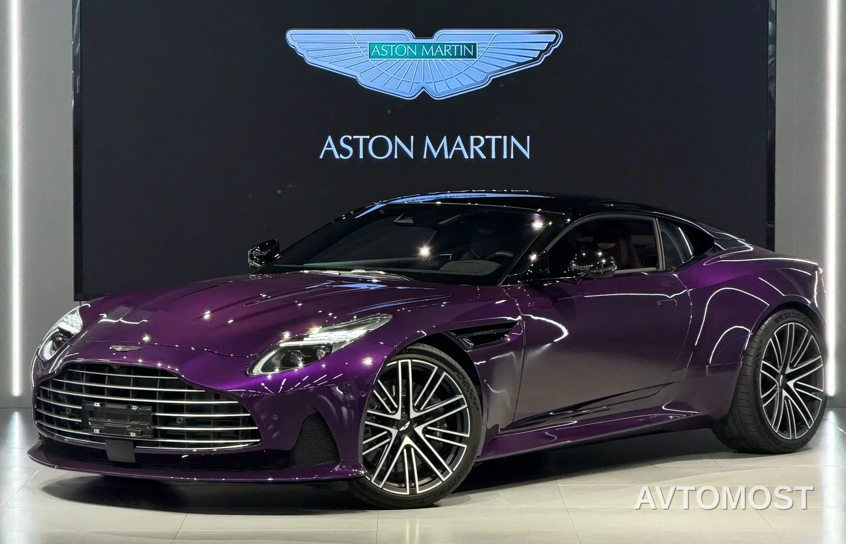 Aston Martin DB12 2023 4.0T V8 Coupe — фото 1