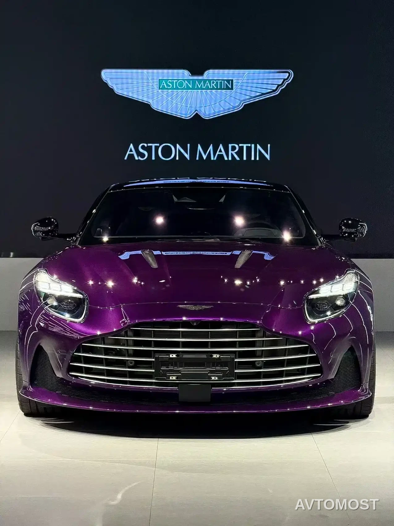 Aston Martin DB12 2023 4.0T V8 Coupe — фото 2