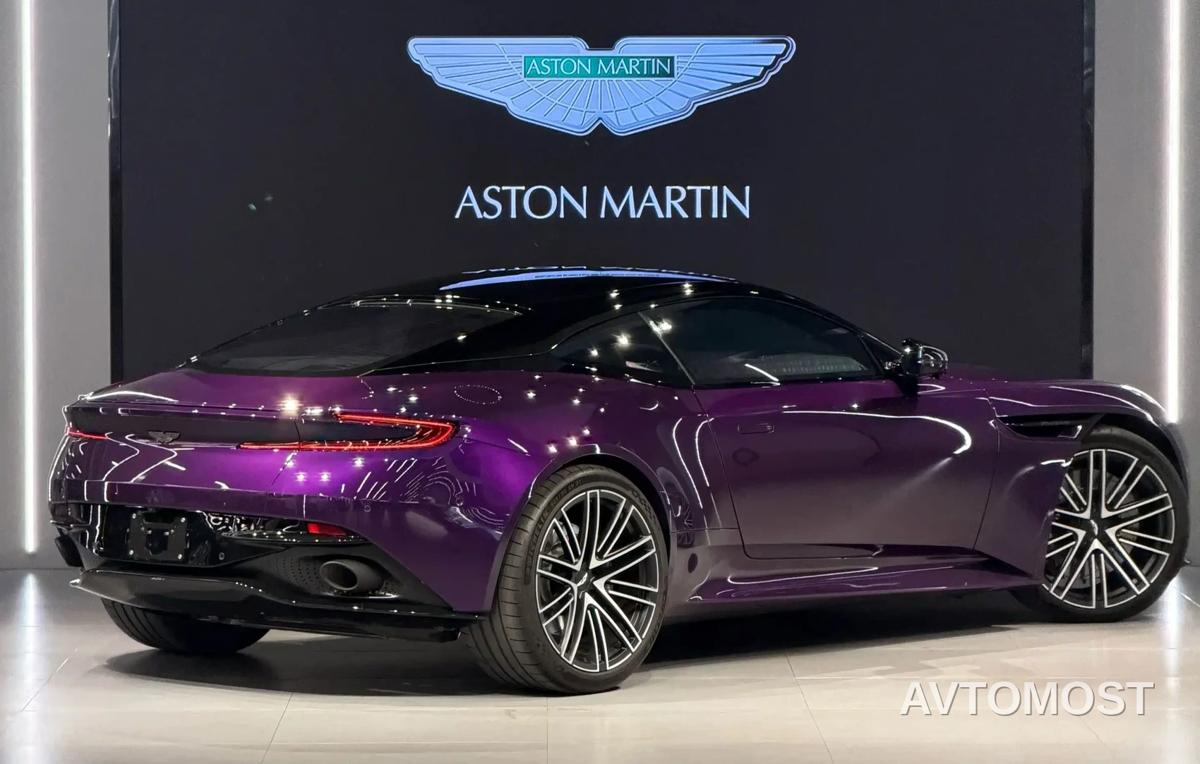 Aston Martin DB12 2023 4.0T V8 Coupe — фото 4