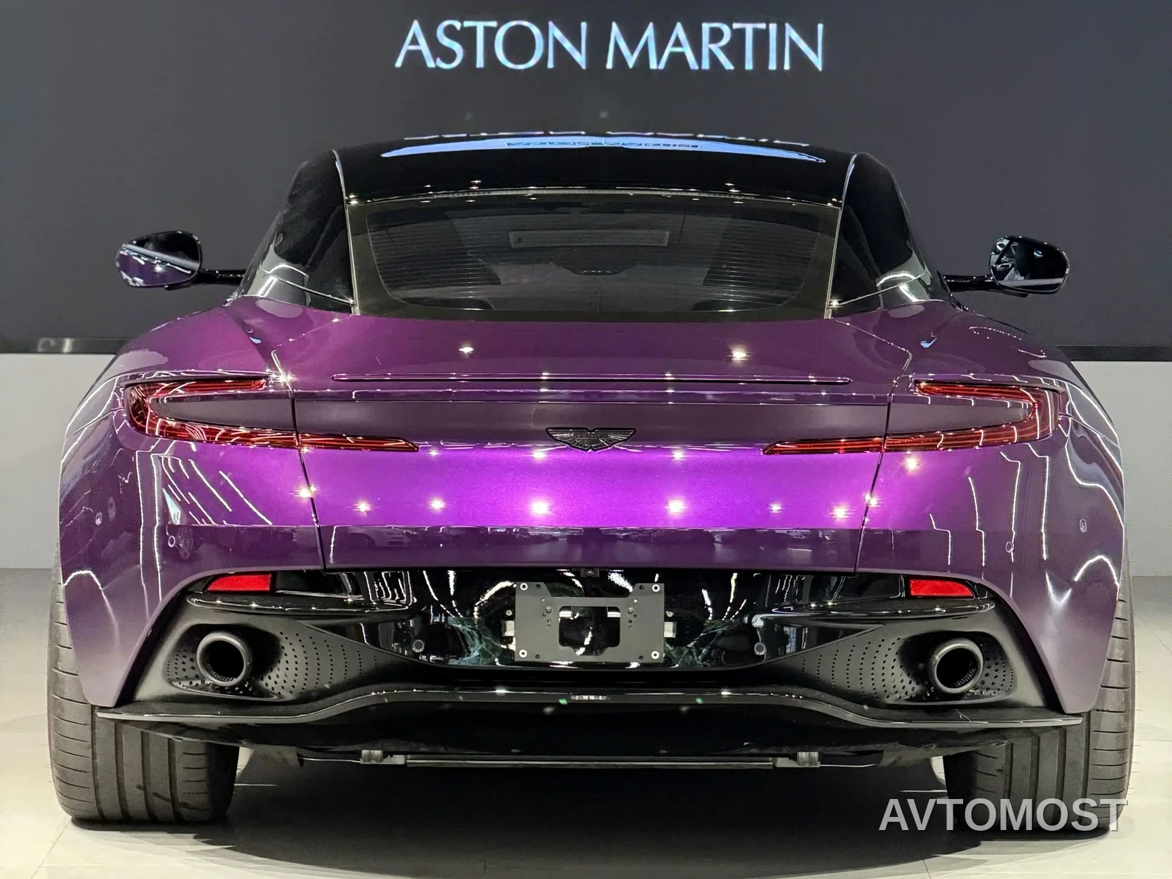 Aston Martin DB12 2023 4.0T V8 Coupe — фото 9