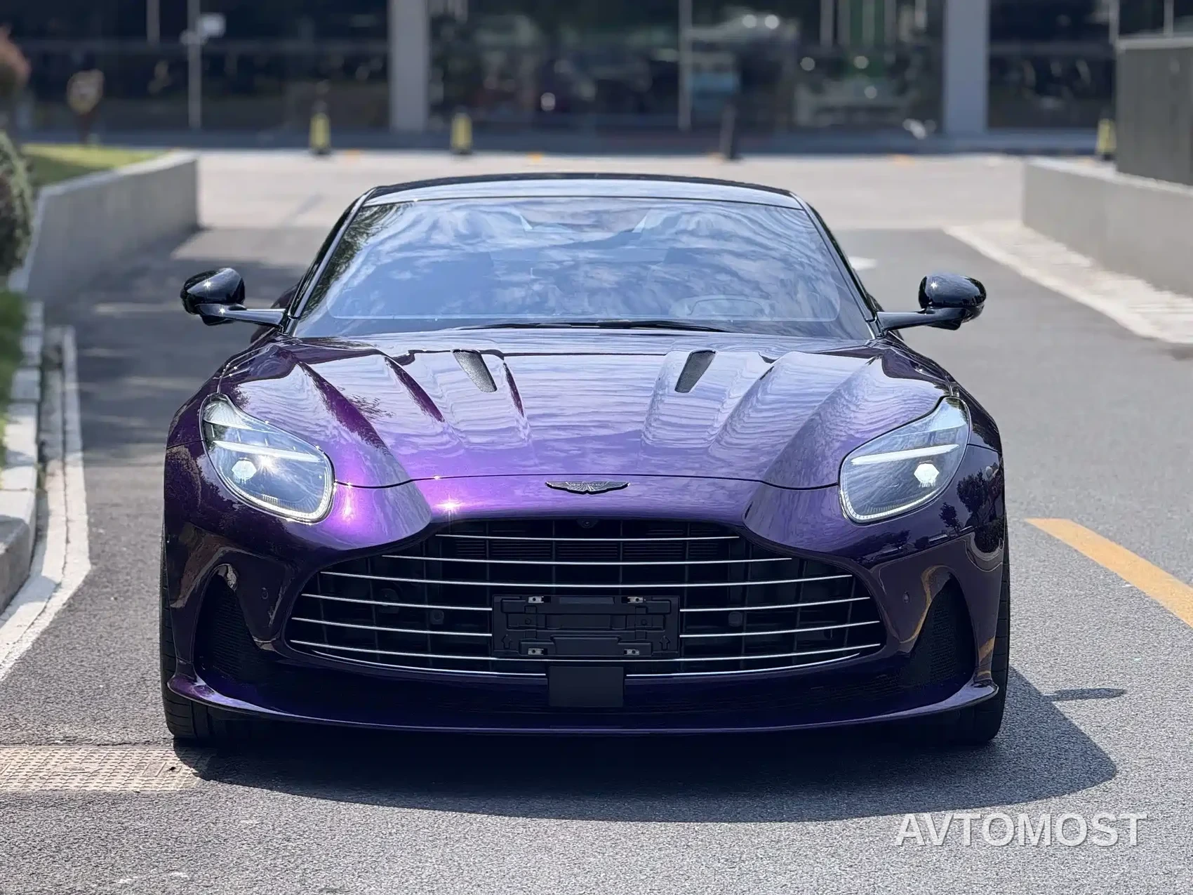 Aston Martin DB12 2023 4.0T V8 Coupe — фото 10