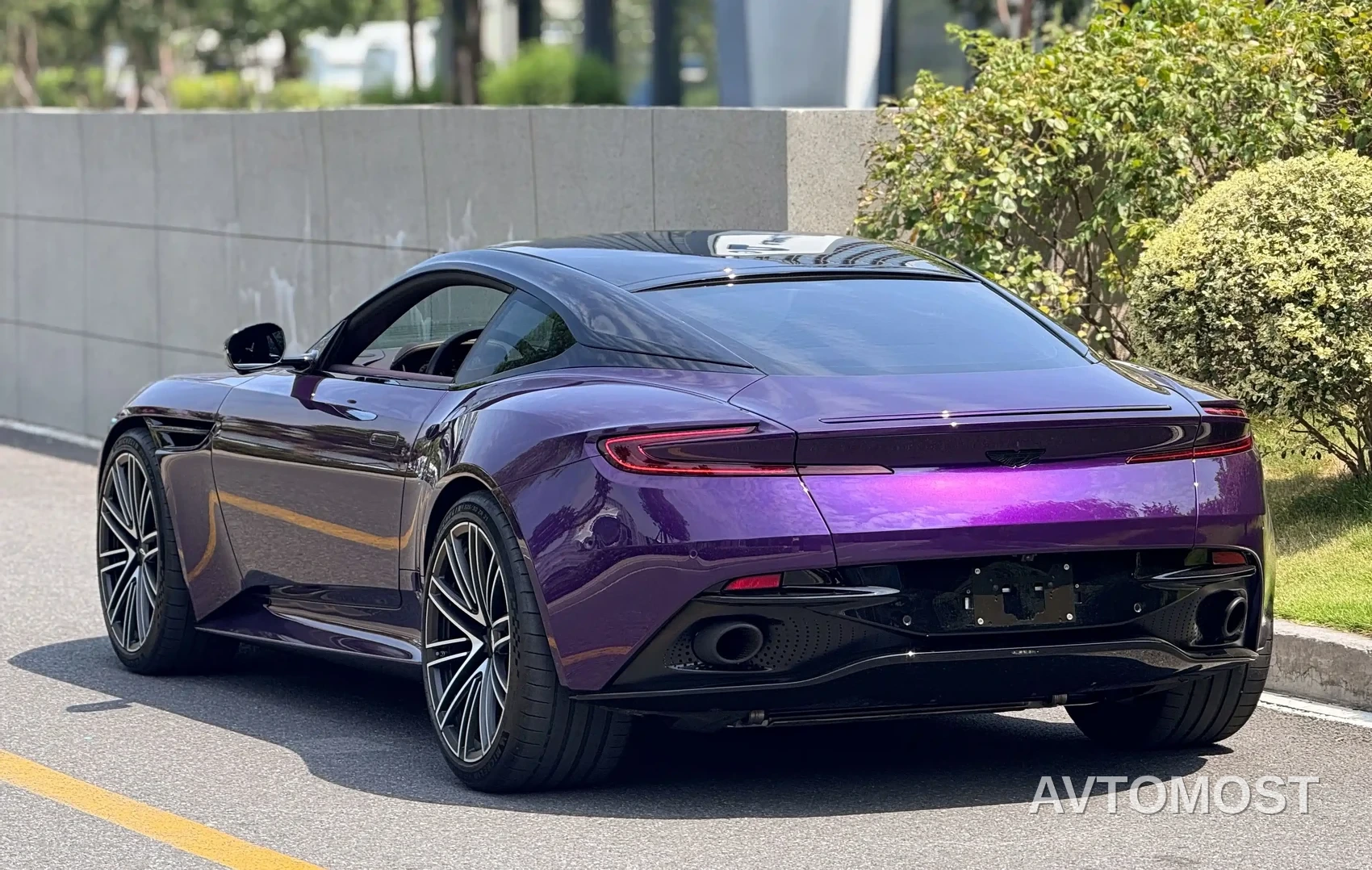 Aston Martin DB12 2023 4.0T V8 Coupe — фото 11