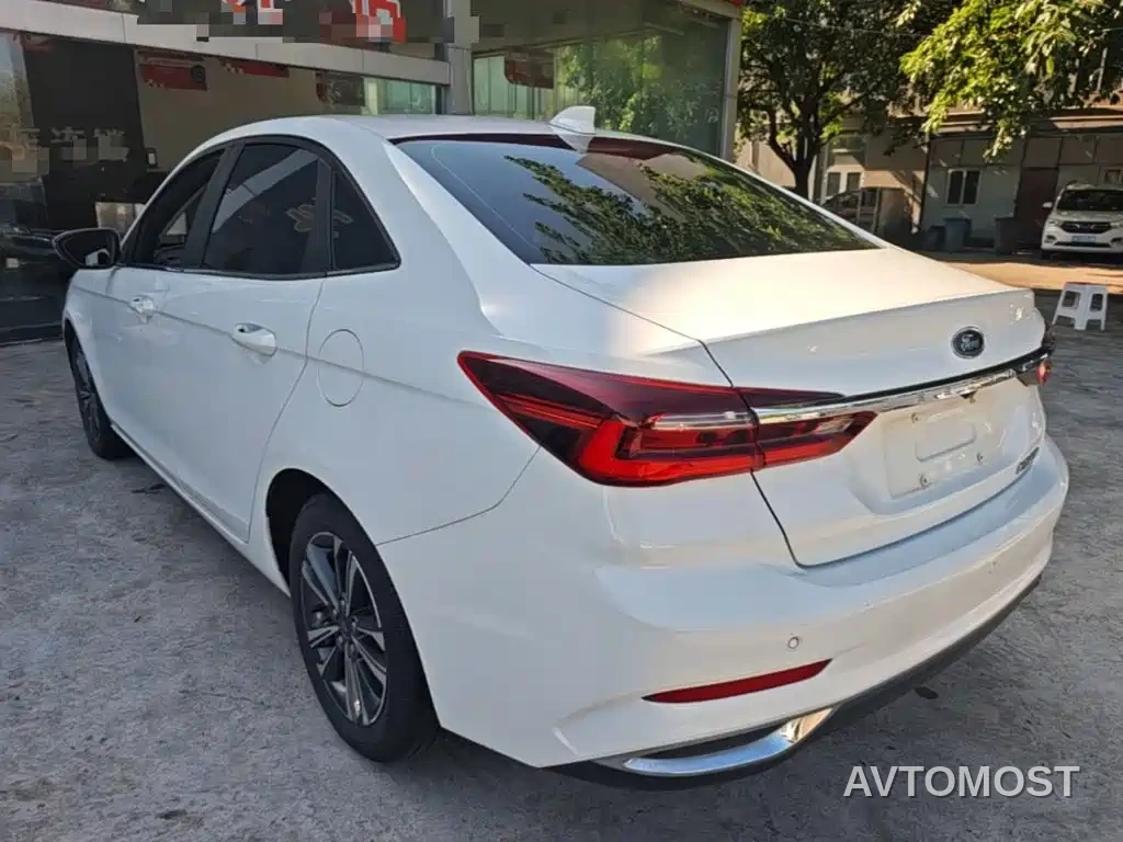 Ford Escort 2021 1.5L Automatic Diamond Edition — фото 5