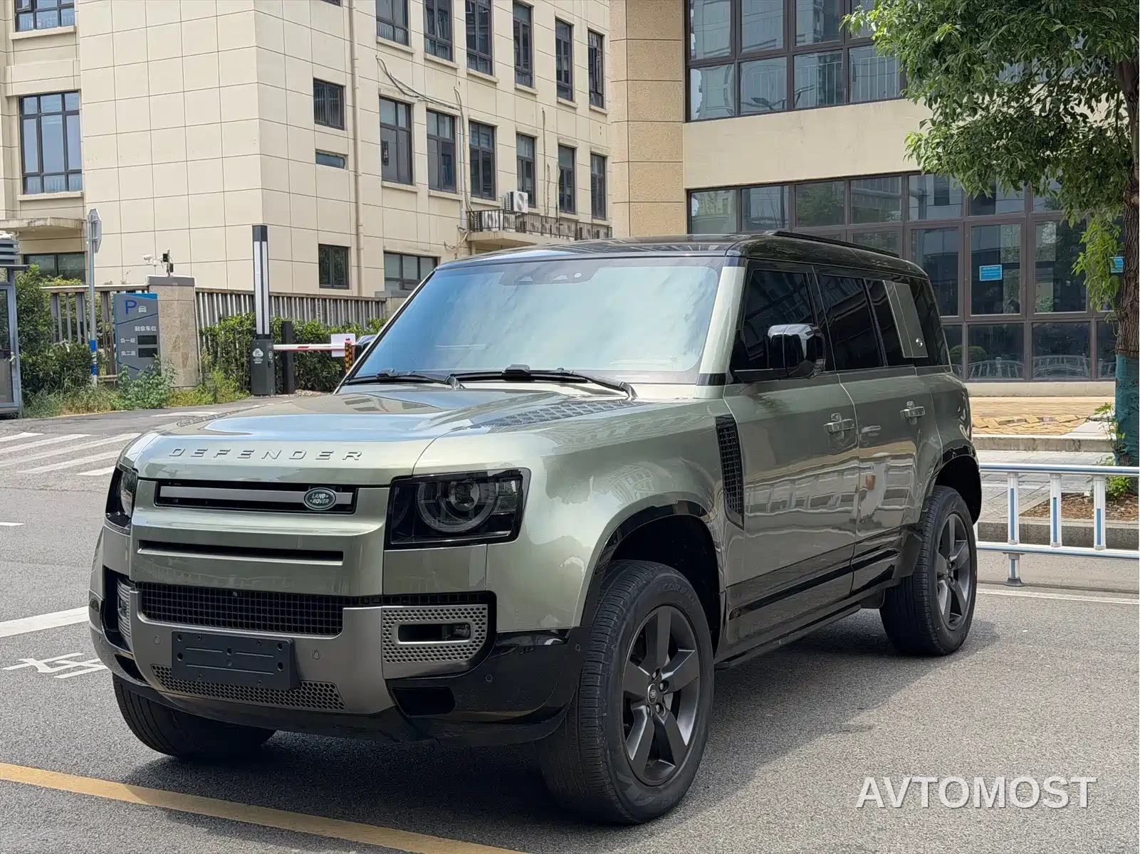 Land Rover Defender 2024 110 3.0T P400 X-DYNAMIC HSE — фото 1
