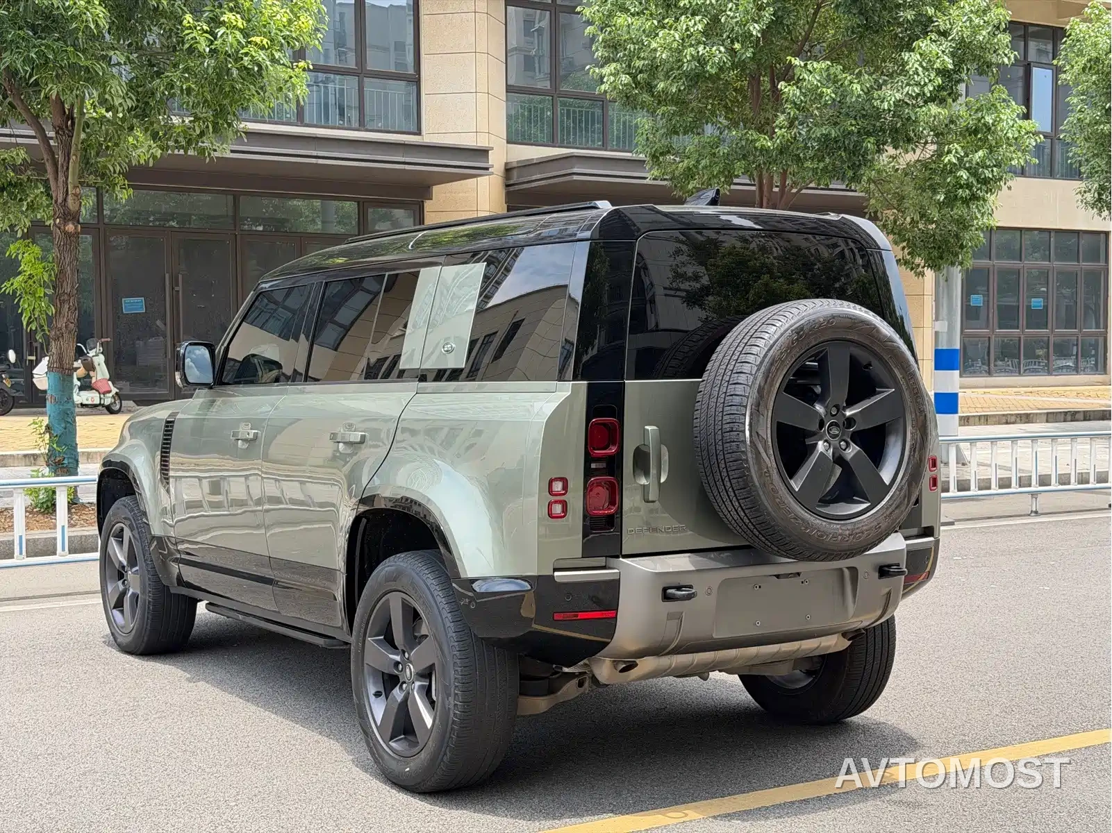 Land Rover Defender 2024 110 3.0T P400 X-DYNAMIC HSE — фото 13