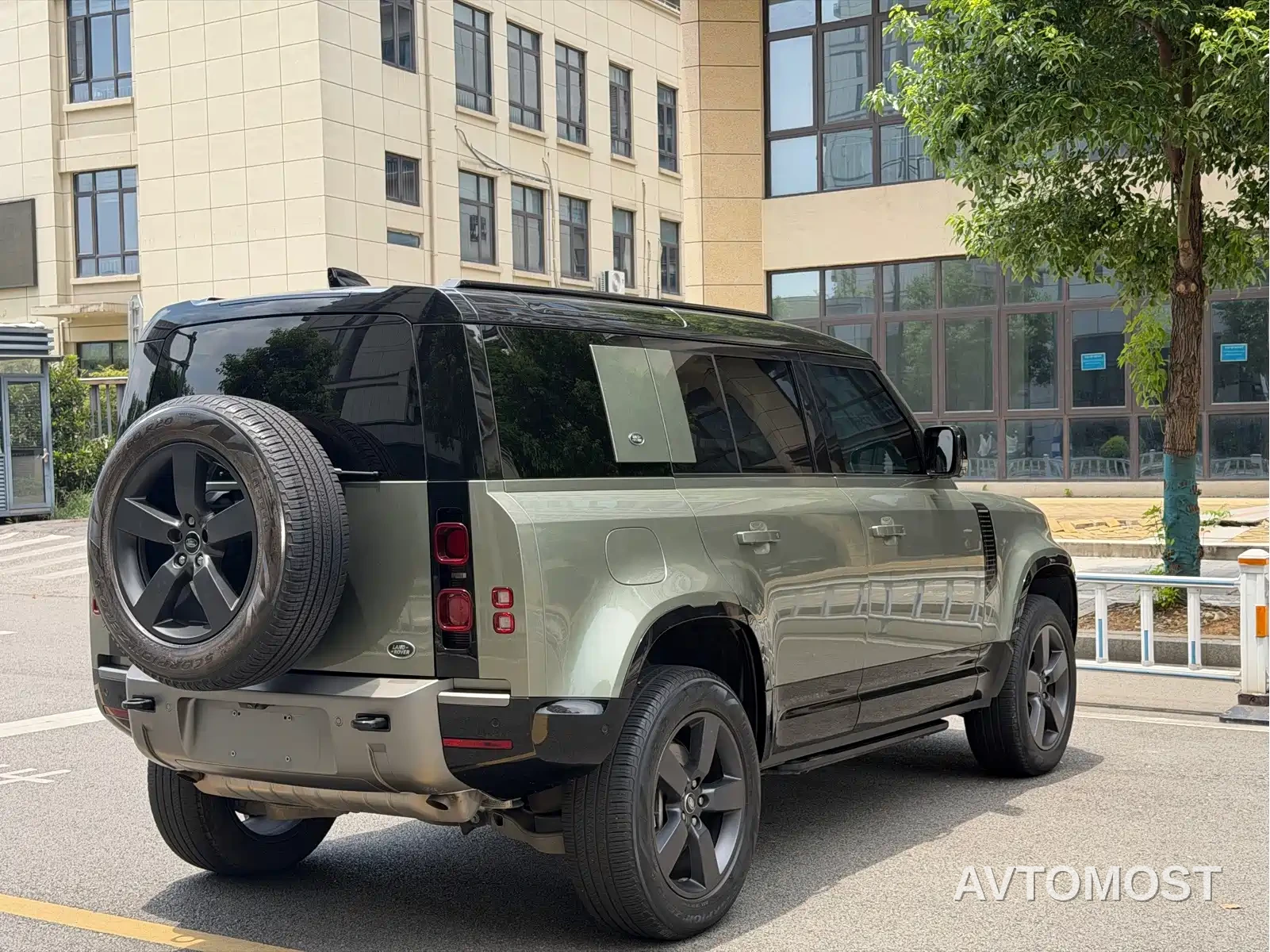 Land Rover Defender 2024 110 3.0T P400 X-DYNAMIC HSE — фото 14