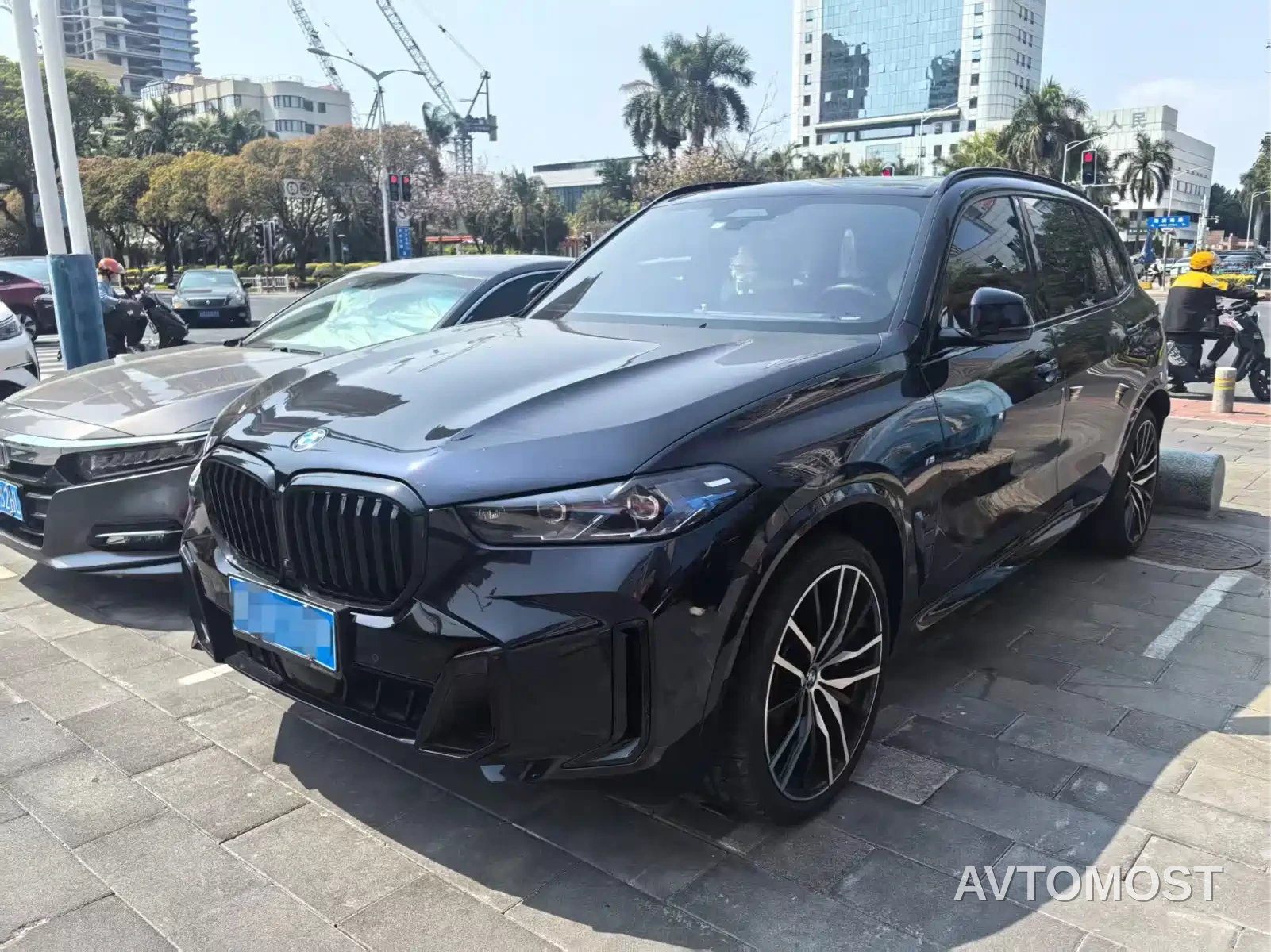 BMW X5 2023 xDrive 40Li Premium M Sport Black Night Package — фото 1